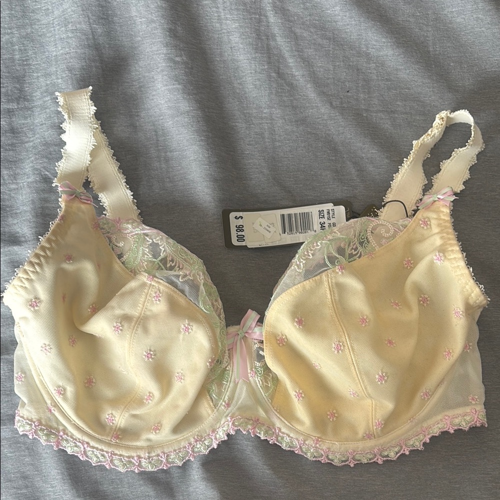 Elegant Pastel Yellow Lace-Trim Underwire Bra with Pink Accents